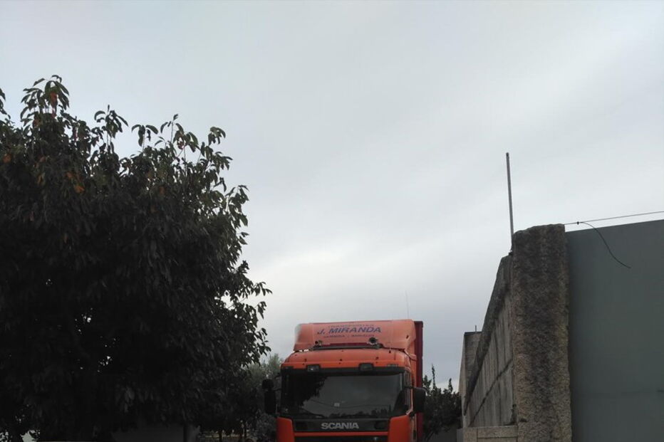 Porsche Panamera dado como furtado arrombou portão de casa