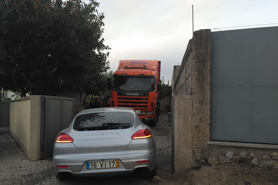 Porsche Panamera dado como furtado arrombou portão de casa