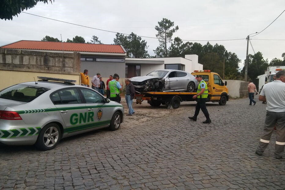 Carrinha em que embateu o condutor em fuga