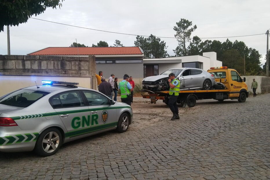 Carrinha em que embateu o condutor em fuga