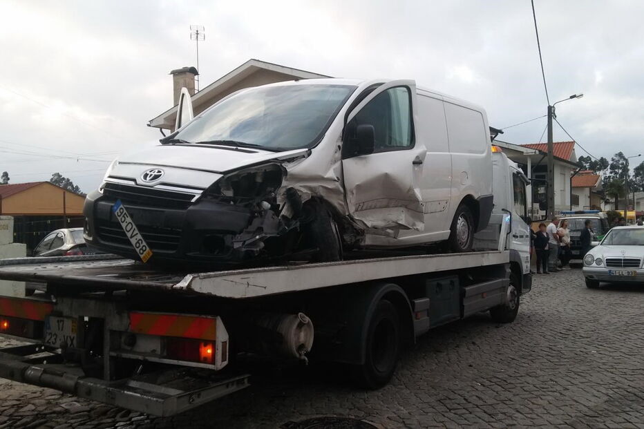 Carrinha em que embateu o condutor em fuga