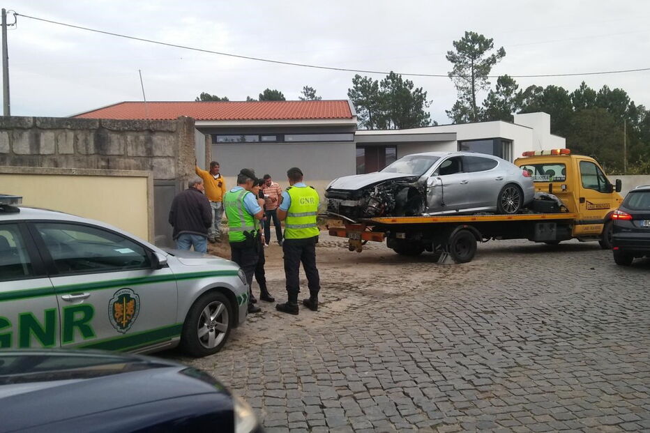 Carrinha em que embateu o condutor em fuga