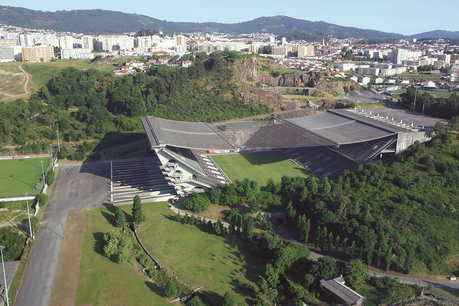 Parque de estacionamento do piso inferior ao relvado não pode ser utilizado por falta de condições de segurança