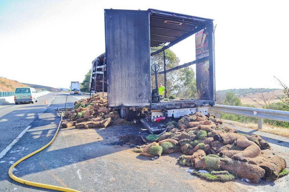 Camião cheio de relva arde na Via do Infante              