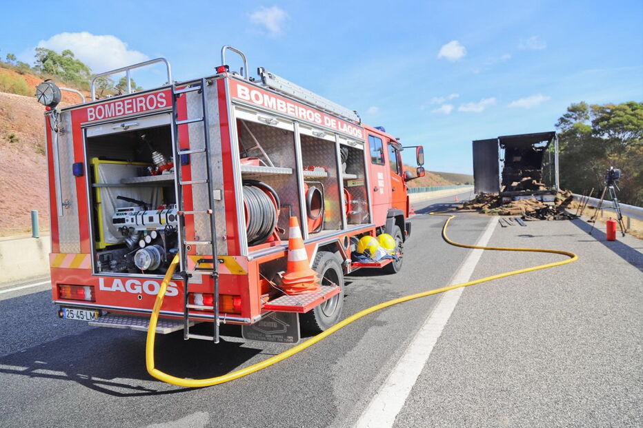 Camião cheio de relva arde na Via do Infante              