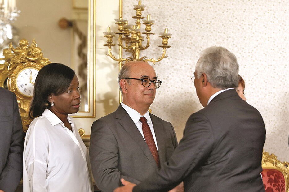 Azeredo Lopes com António Costa, ontem, na tomada de posse da nova PGR