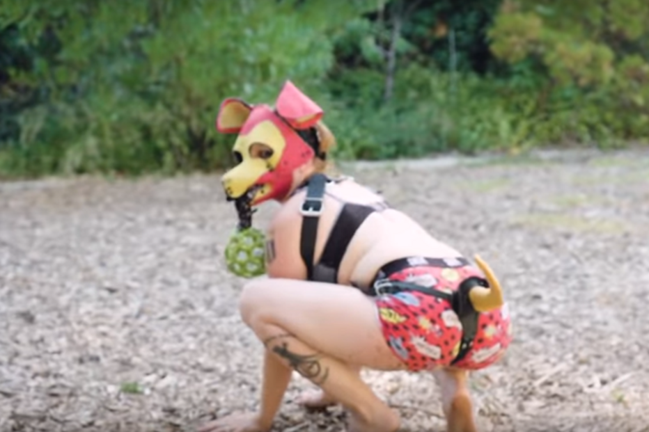 Homem transgénero identifica-se como cão