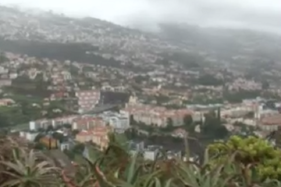 Madeira com ventos fortes devido ao Furacão Leslie