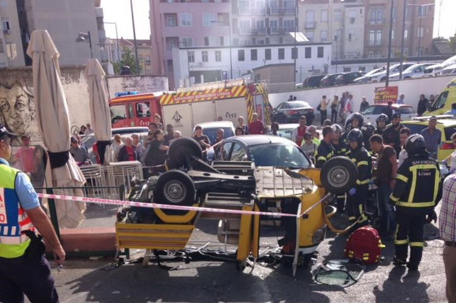 Cinco feridos em acidente com tuk-tuk em Lisboa