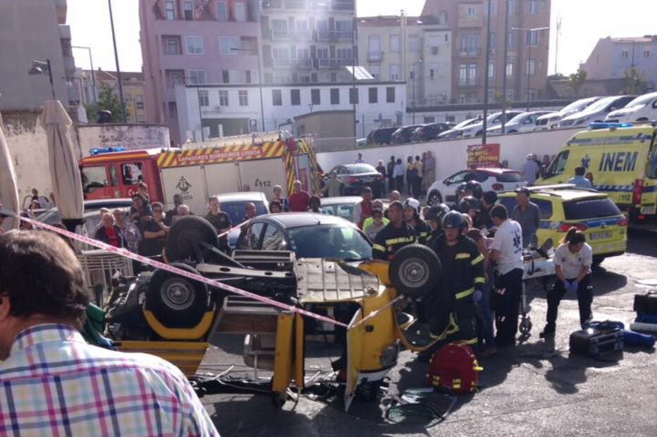 Cinco feridos em acidente com tuk-tuk em Lisboa