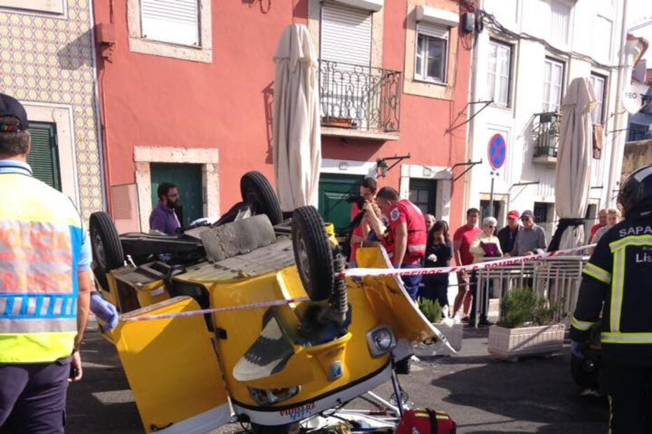 Cinco feridos em acidente com tuk-tuk em Lisboa