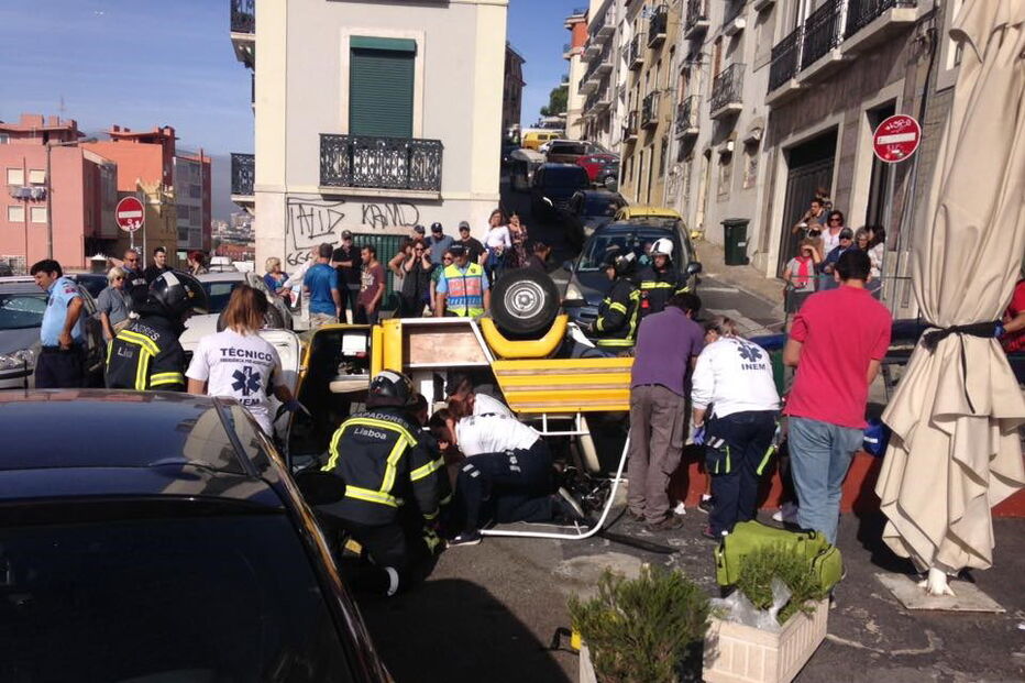 Cinco feridos em acidente com tuk-tuk em Lisboa