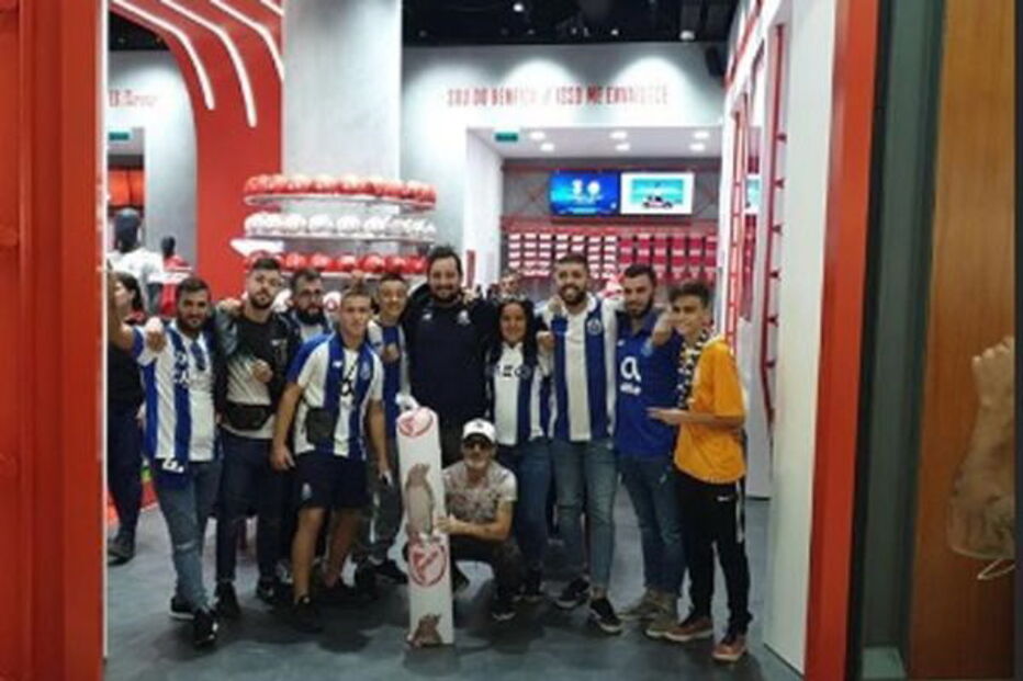 Adeptos do FC Porto junto à loja do Benfica no Mar Shopping