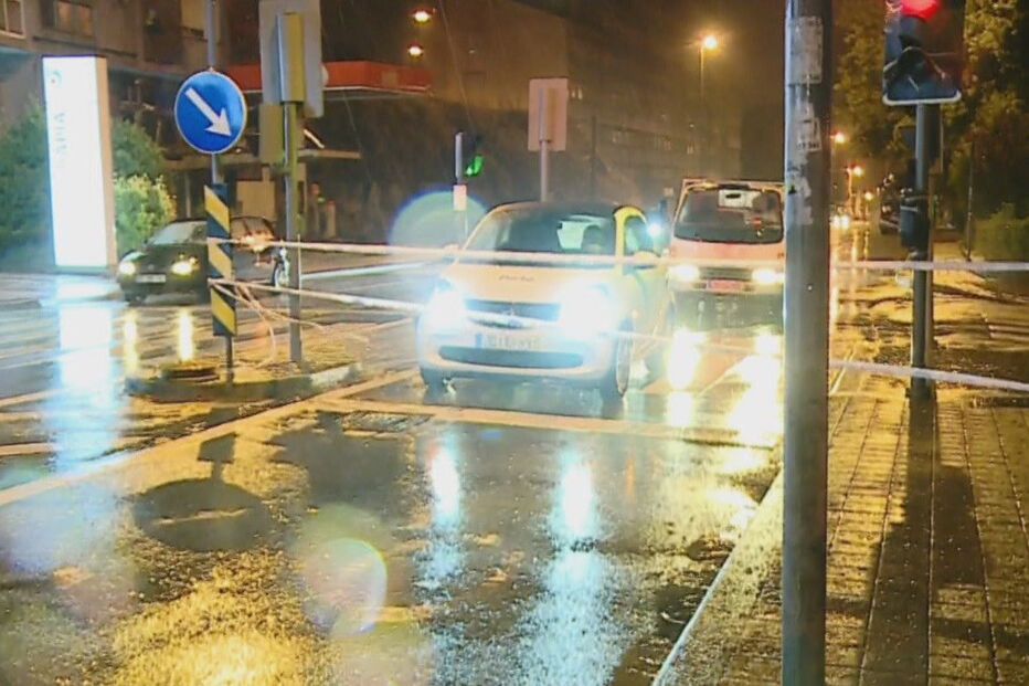 Árvores caídas e telhas arrancadas pelo vento no Grande Porto