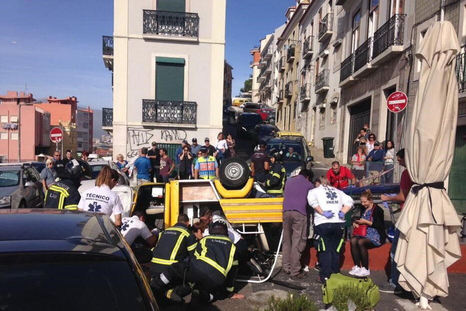 Tuk-tuk fica sem travão e fere cinco pessoas em Lisboa