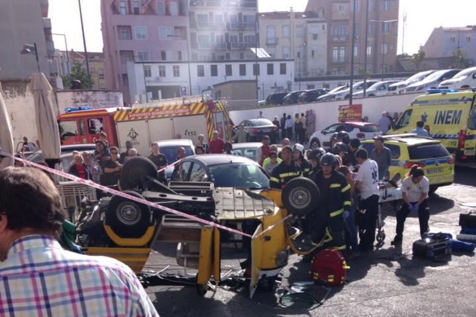 Tuk-tuk fica sem travão e fere cinco pessoas em Lisboa