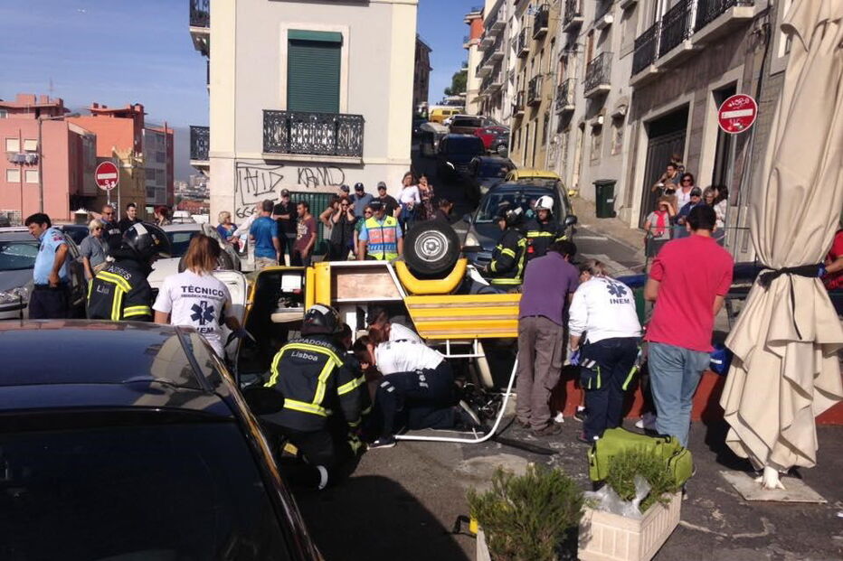 Tuk-tuk fica sem travão e fere cinco pessoas em Lisboa