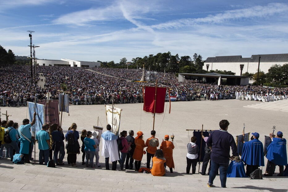 Milhares de fiéis encheram ontem o recinto do Santuário de Fátima para a última peregrinação aniversária deste ano