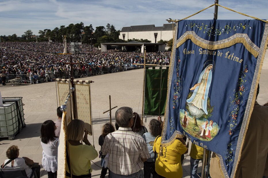 Milhares de fiéis encheram ontem o recinto do Santuário de Fátima para a última peregrinação aniversária deste ano