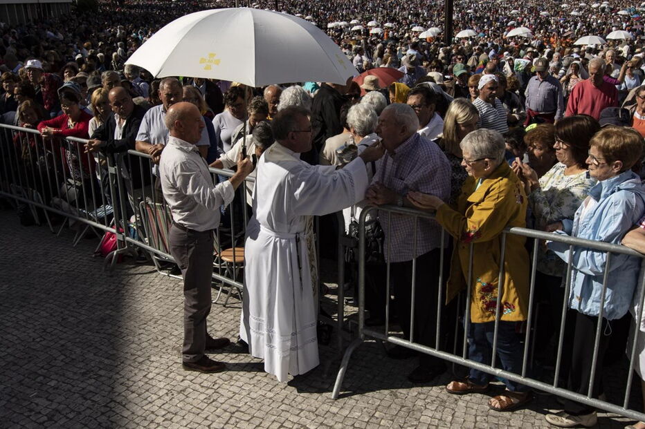 Milhares de fiéis encheram ontem o recinto do Santuário de Fátima para a última peregrinação aniversária deste ano