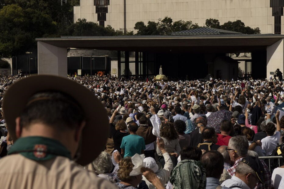 Milhares de fiéis encheram ontem o recinto do Santuário de Fátima para a última peregrinação aniversária deste ano