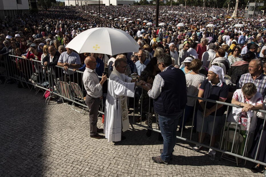 Milhares de fiéis encheram ontem o recinto do Santuário de Fátima para a última peregrinação aniversária deste ano