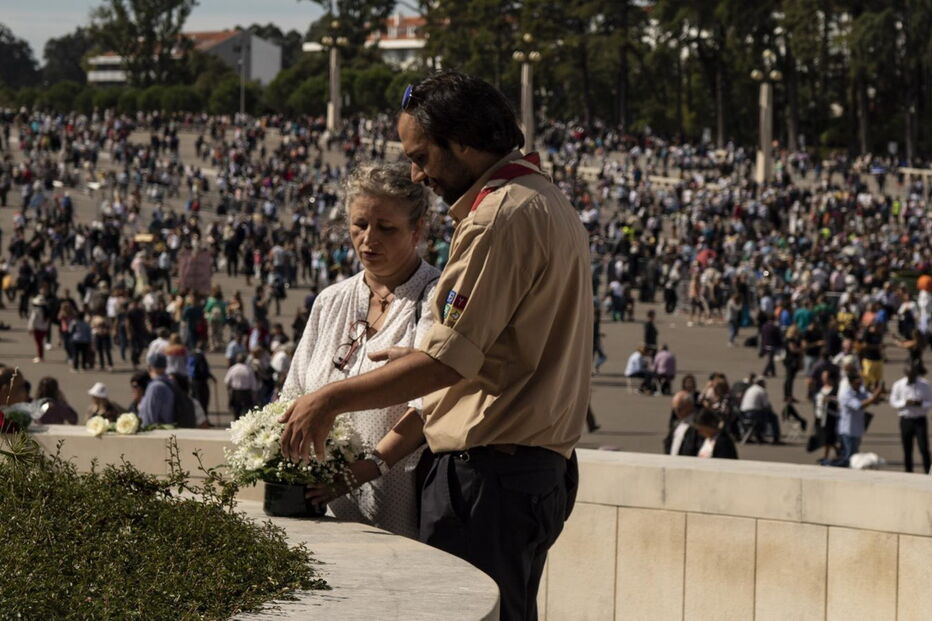 Milhares de fiéis encheram ontem o recinto do Santuário de Fátima para a última peregrinação aniversária deste ano