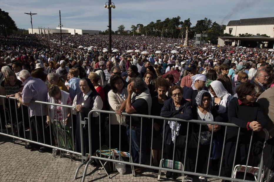 Milhares de fiéis encheram ontem o recinto do Santuário de Fátima para a última peregrinação aniversária deste ano