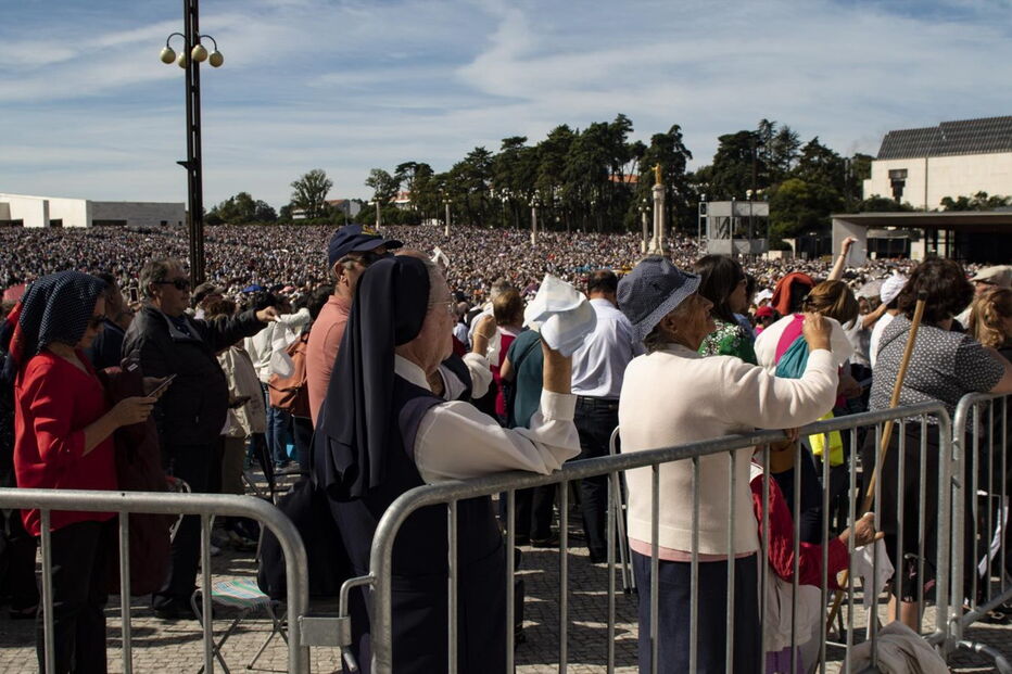 Milhares de fiéis encheram ontem o recinto do Santuário de Fátima para a última peregrinação aniversária deste ano