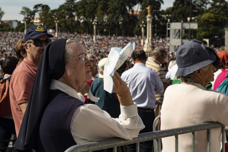 Milhares de fiéis encheram ontem o recinto do Santuário de Fátima para a última peregrinação aniversária deste ano