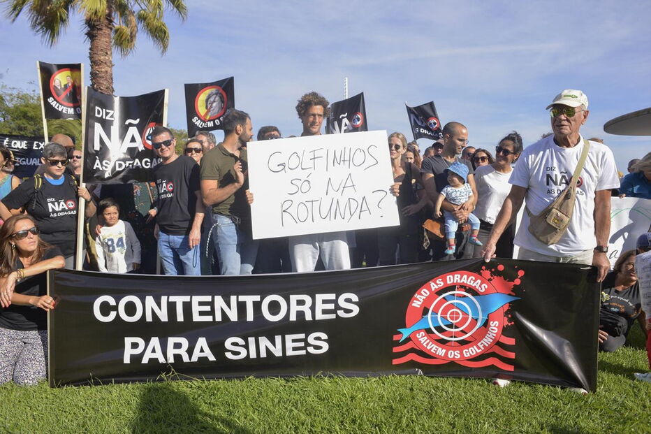 Centenas de pessoas contestaram ontem o projeto de dragagens no rio Sado e criticam a posição do Governo 
