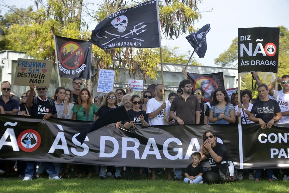 Centenas de pessoas contestaram o projeto de dragagens no rio Sado e criticam a posição do Governo 