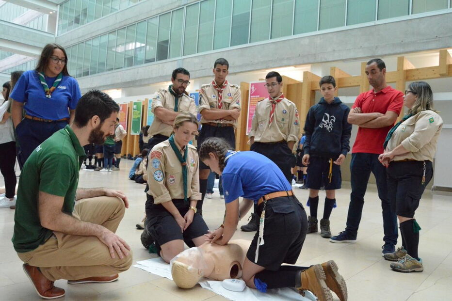 Escuteiros foram divididos em grupos e assistiram a uma demonstração das técnicas a utilizar 