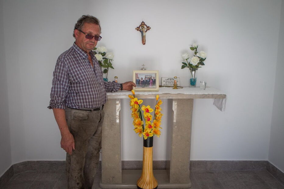 Alfredo junto ao altar que construiu em honra dos filhos 