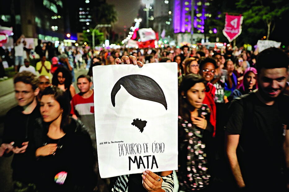 Manifestação em São Paulo contra a violência cometida pelos apoiantes do candidato de extrema-direita Jair Bolsonaro