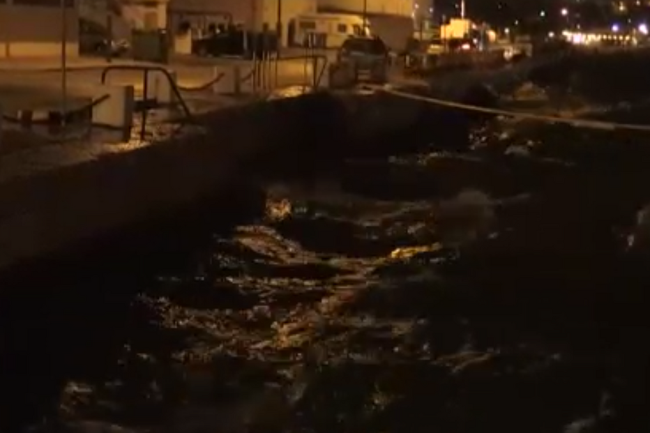 Vento e agitação marítima em Setúbal na passagem do furacão Leslie