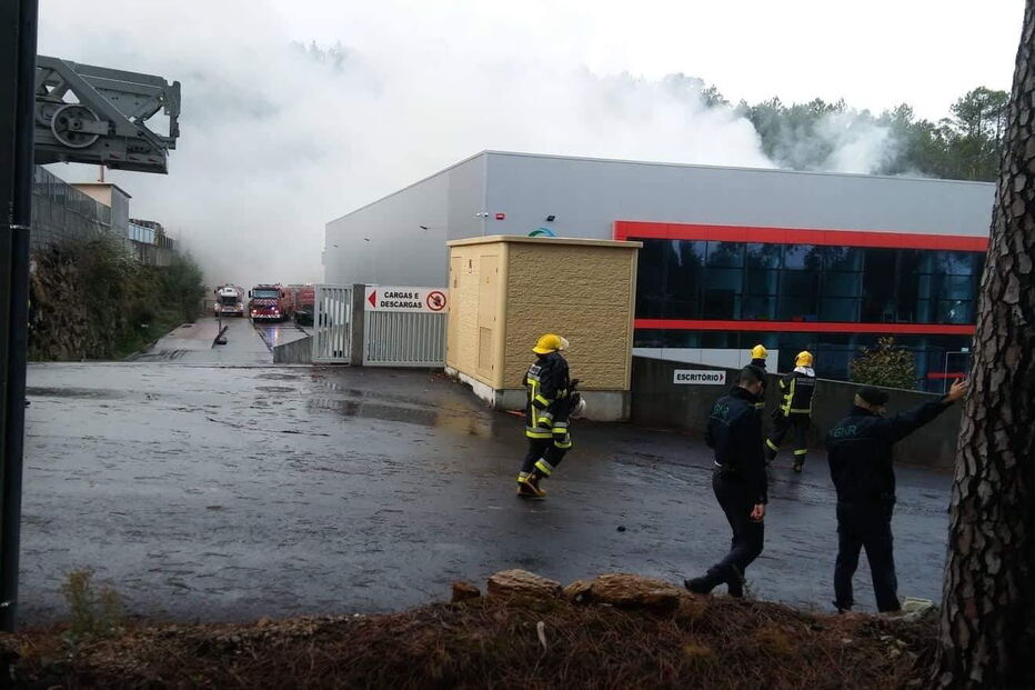 Incêndio consome fábrica em Oliveira de Azeméis
