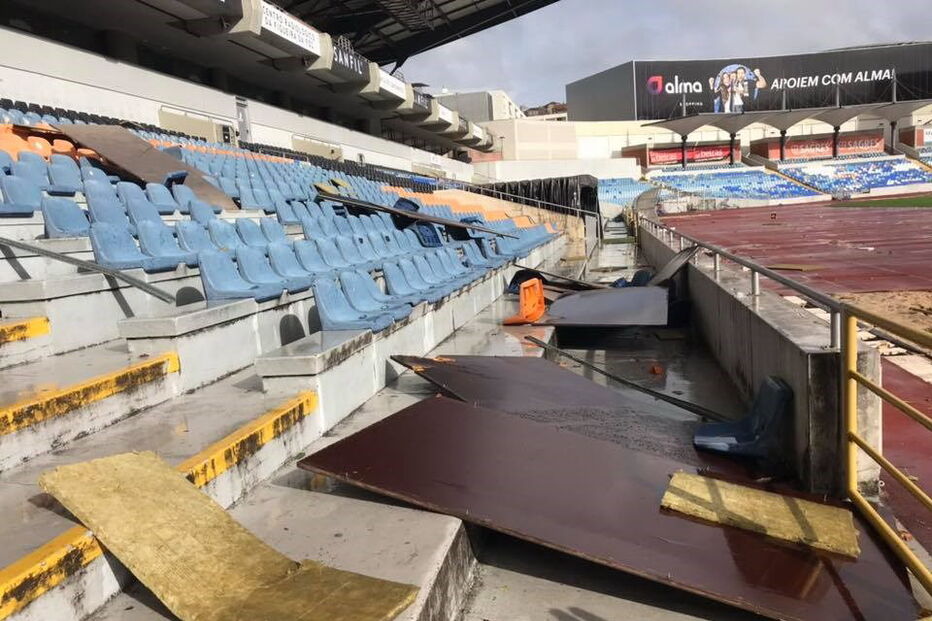 Estádios de Coimbra sofrem estragos pela passagem do Leslie