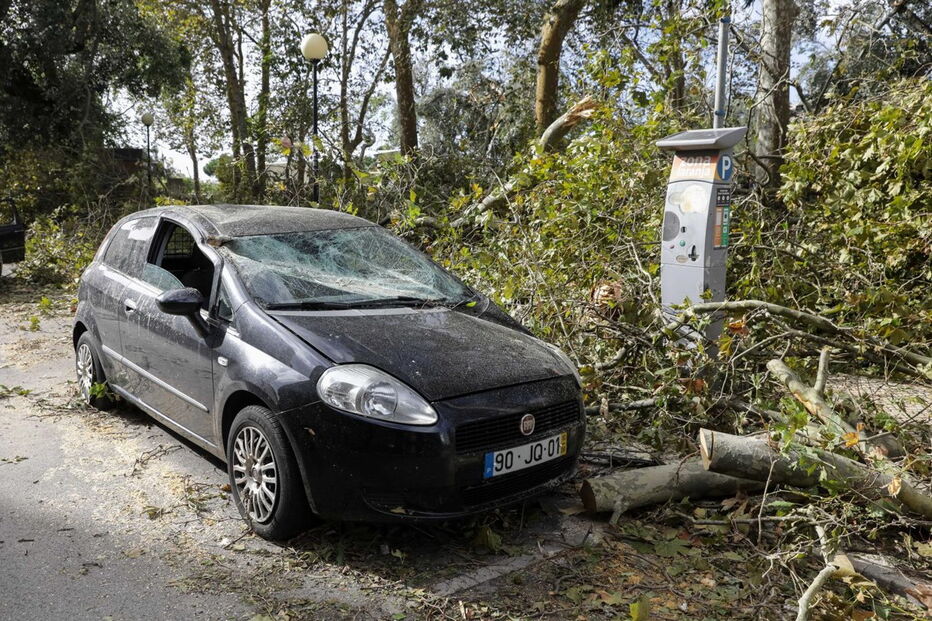 Figueira da Foz arrasada à passagem do furacão Leslie