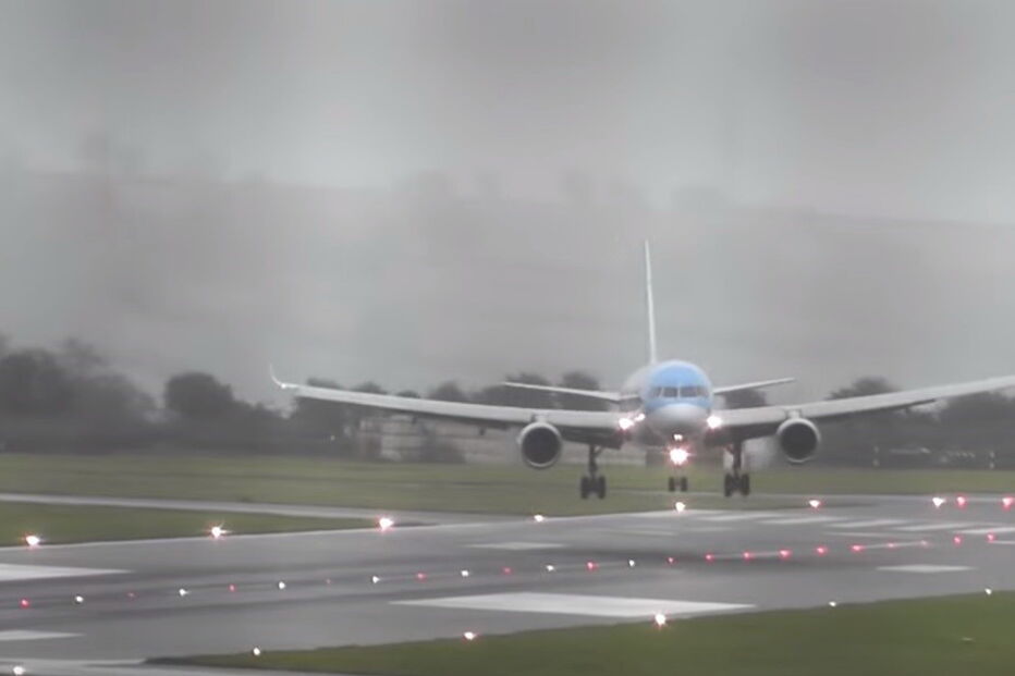 Avião obrigado a aterrar 