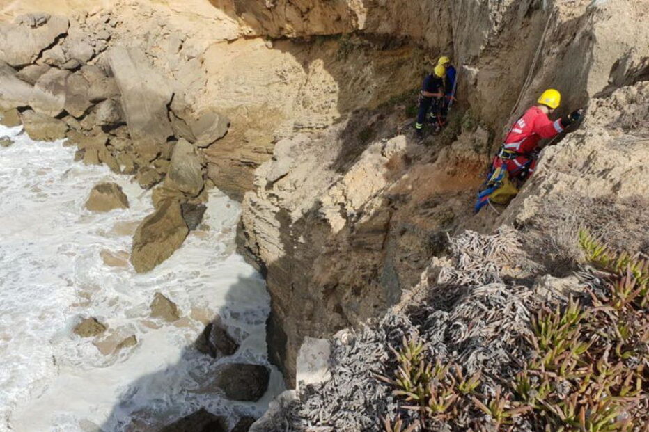 Bombeiros resgatam jovem surfista espanhol de arriba em Aljezur