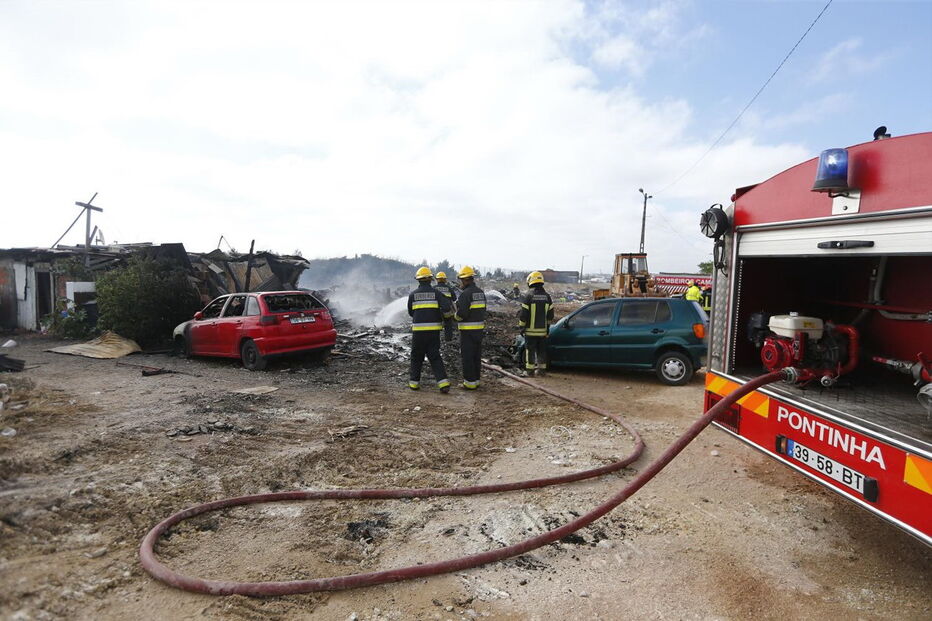 Bombeiros de Camarate numa ação de socorro precisamente no bairro da Torre 