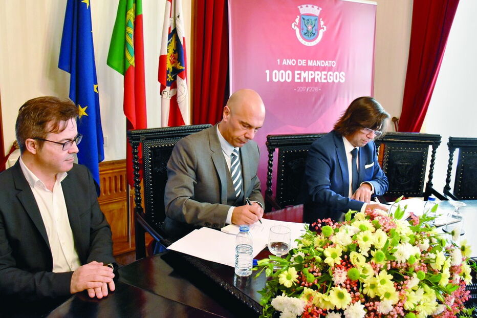 Antonino de Sousa, presidente da Câmara de Penafiel, ao centro, durante  a assinatura dos contratos, no sábado