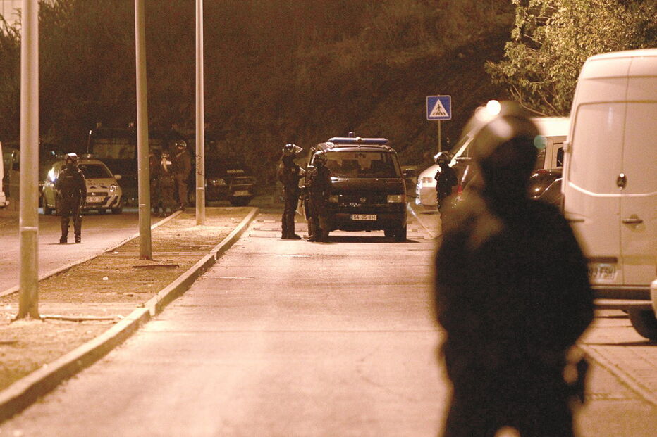Discussão entre dono e inquilino de uma casa na Charneca, junto ao aeroporto de Lisboa, terminou com dois baleados