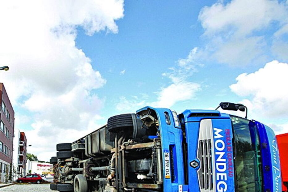 Um camião tombou em Montemor-o-Velho