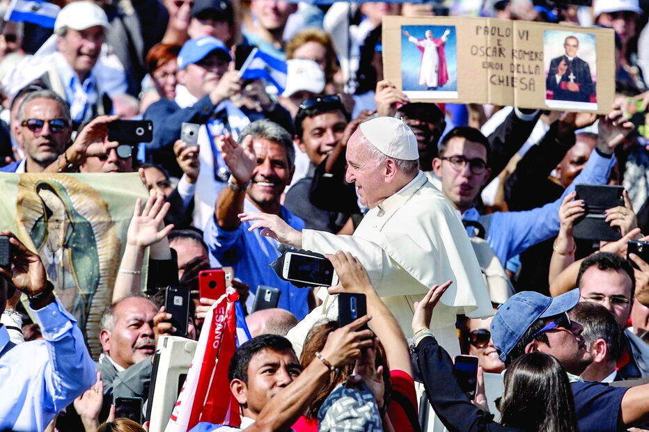 Francisco celebrou os novos santos da Igreja entre milhares de fiéis presentes na praça de São Pedro, no Vaticano 