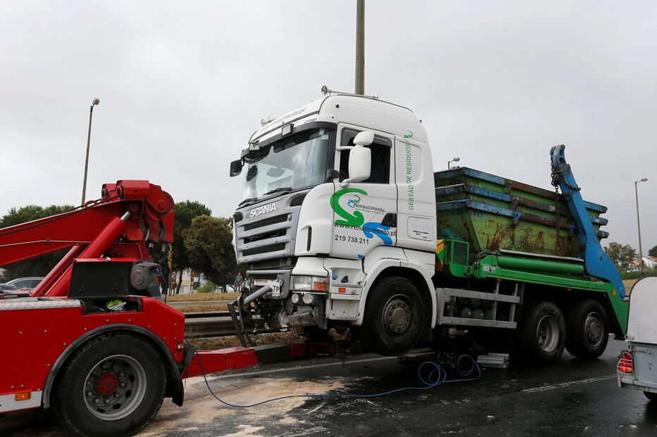 Camião entra em contramão na Segunda Circular e causa três feridos