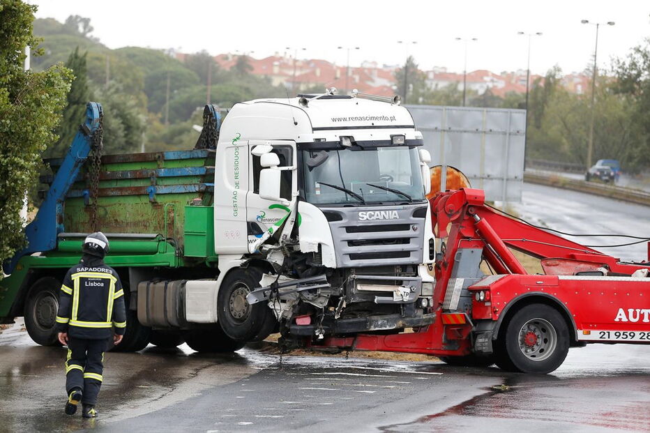 Camião entra em contramão na Segunda Circular e causa três feridos