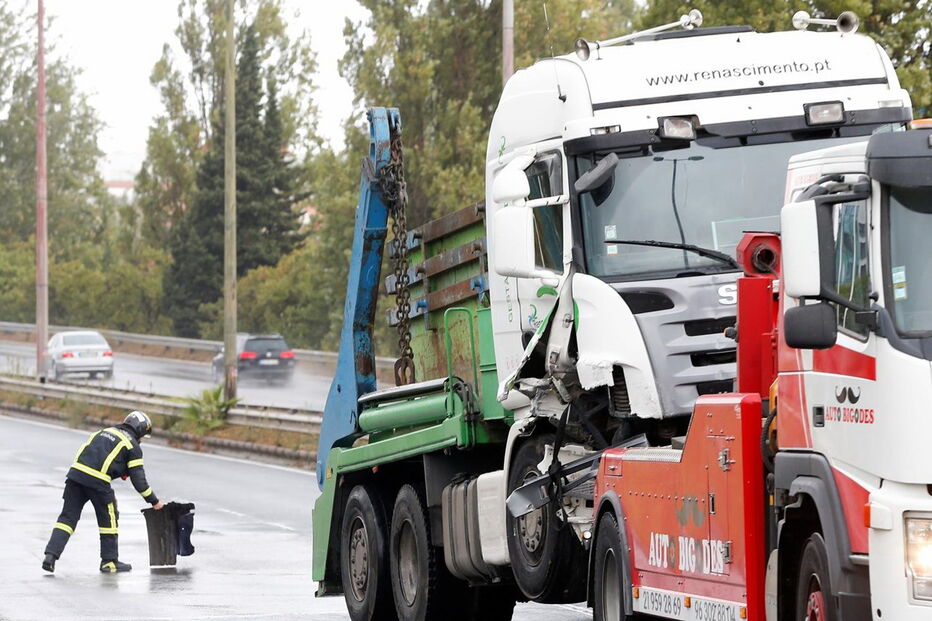 Camião entra em contramão na Segunda Circular e causa três feridos
