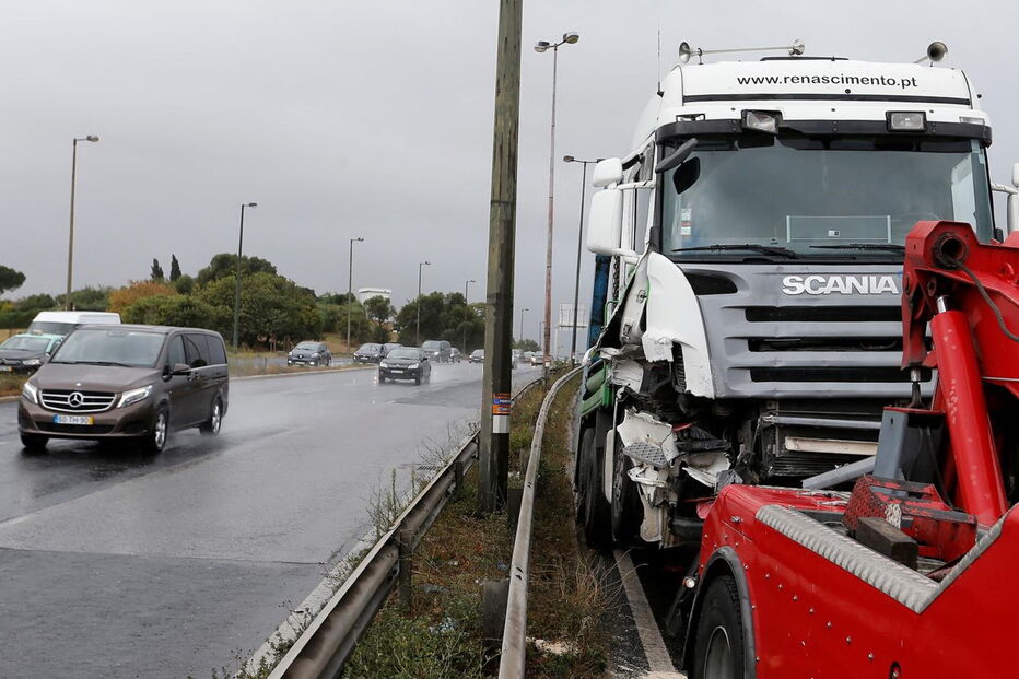 Camião entra em contramão na Segunda Circular e causa três feridos